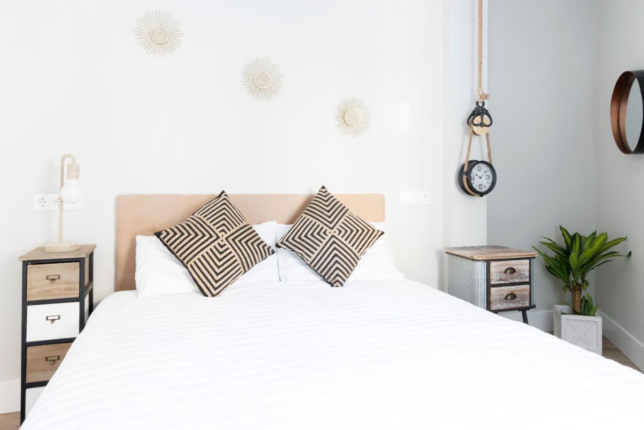 Apartamento Deluxe El Avion Apartment อัลกาลาเดเอนาเรส ภายนอก รูปภาพ